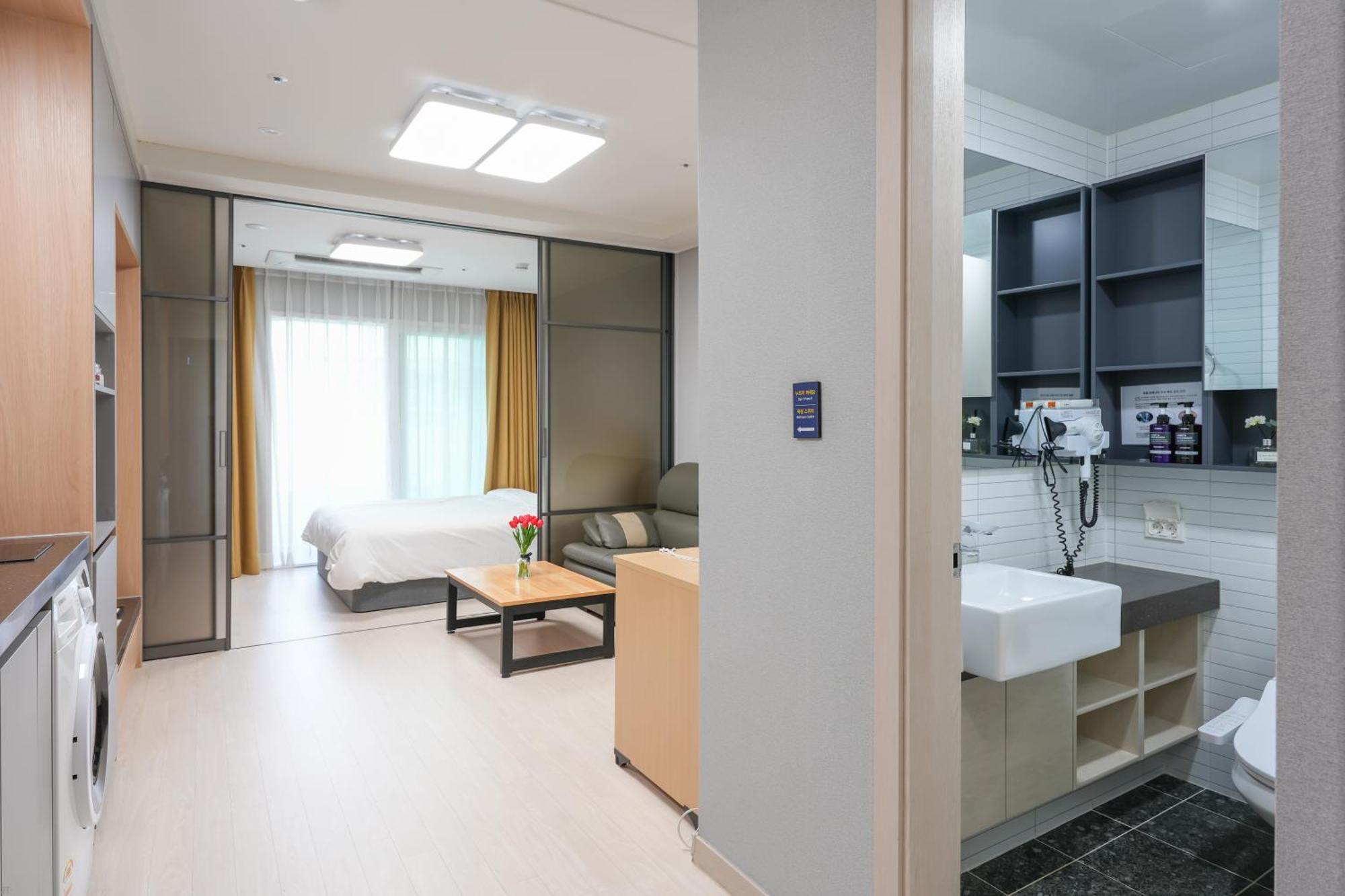 Yeosu Hotel First City Εξωτερικό φωτογραφία